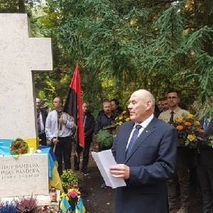 Над могилою Провідника