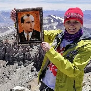 З портретом Бандери та піснею Скрябіна
