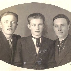 Посередині — Андрій Думінкевич.jpg