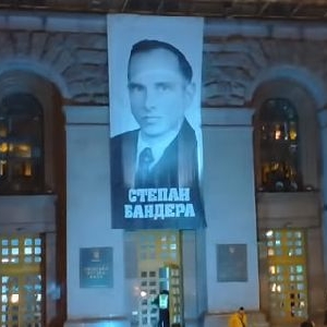 Посли Польщі та Ізраїлю засудили банер з Бандерою на КМДА