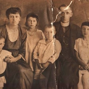 Родина отця Андрія Стадника. Андрій — посередині, Ірина Стадник — крайня справа.jpg